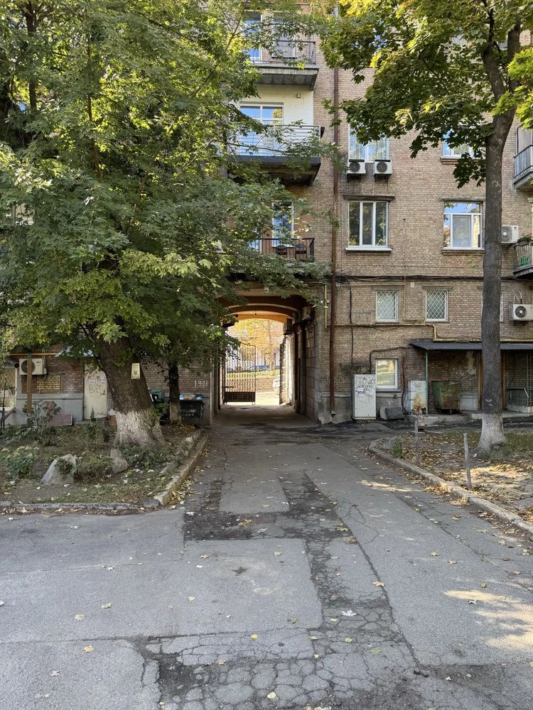 Продаж цегляного гаража в центрі міста, гараж з оглядовою ям