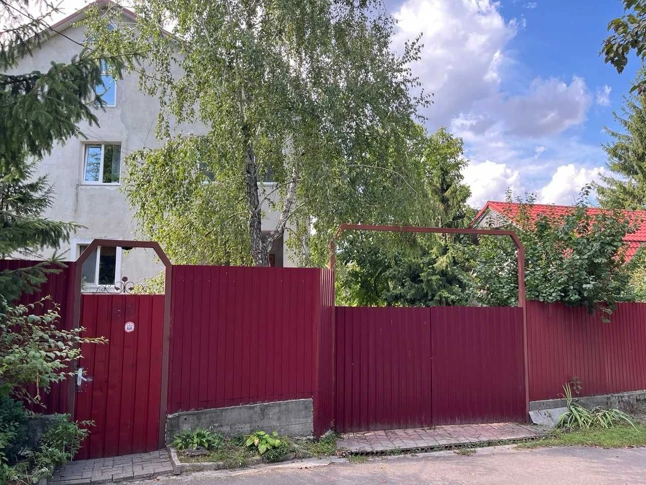 Продажа трехэтажного дома с участком. Киев