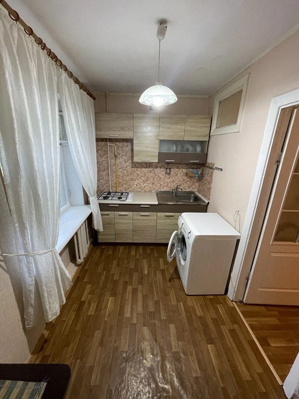 Продам 1 комнатную квартиру возле Киевского рынка  низкий эт