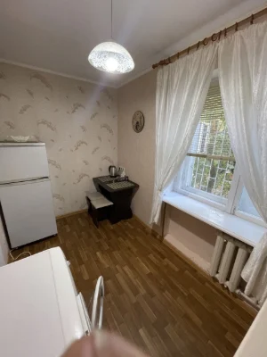 Продам 1 комнатную квартиру возле Киевского рынка  низкий эт