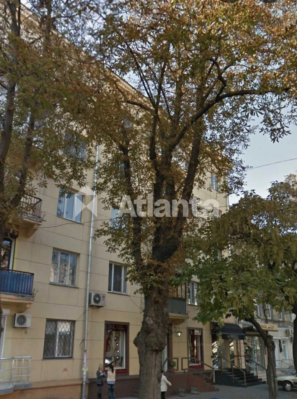 Простора 3-кімнатна квартира в сталінці на вулиці Єкатеринен