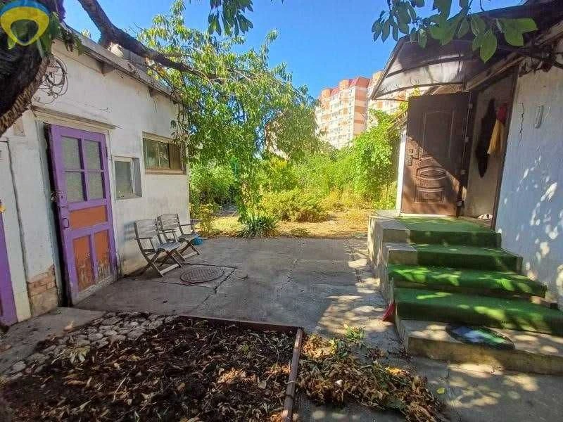 Продається окремий будинок на Черемушках — власна ділянка, А