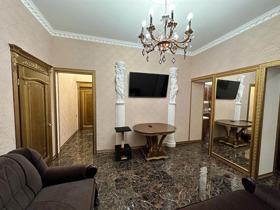 French Boulevard! 3k in an elite house