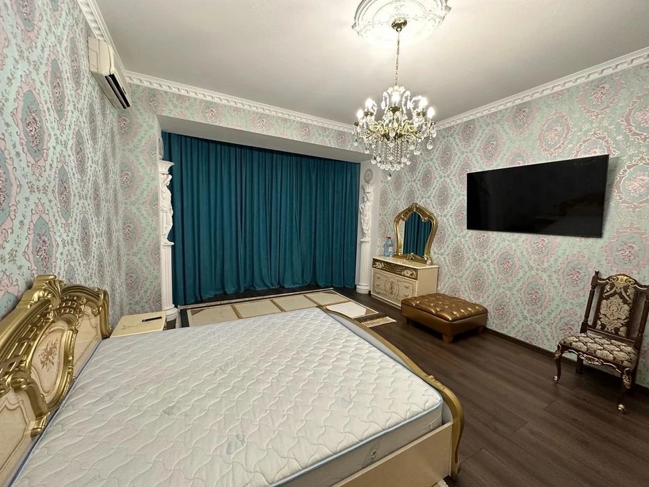 French Boulevard! 3k in an elite house