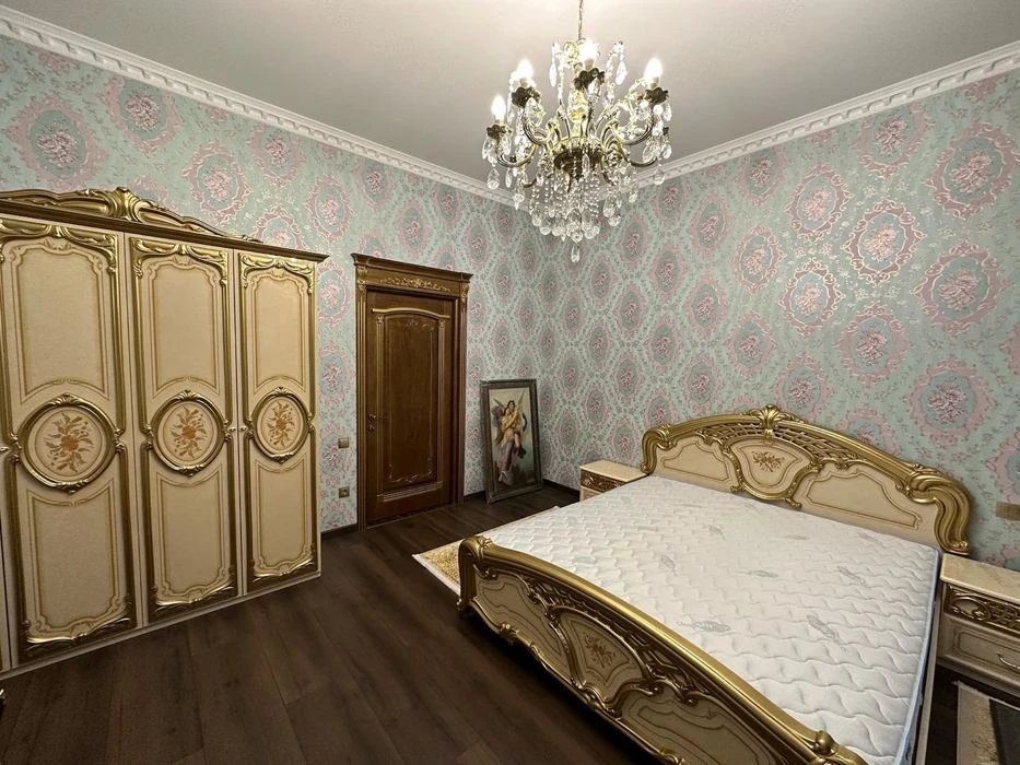 French Boulevard! 3k in an elite house