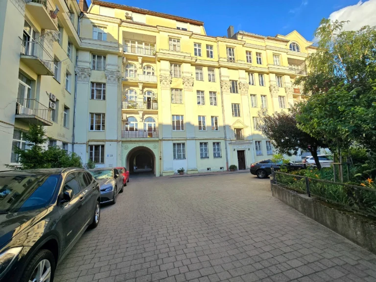 Продаж квартири в центрі Львова. Ліфт у будинку. Залізобетон