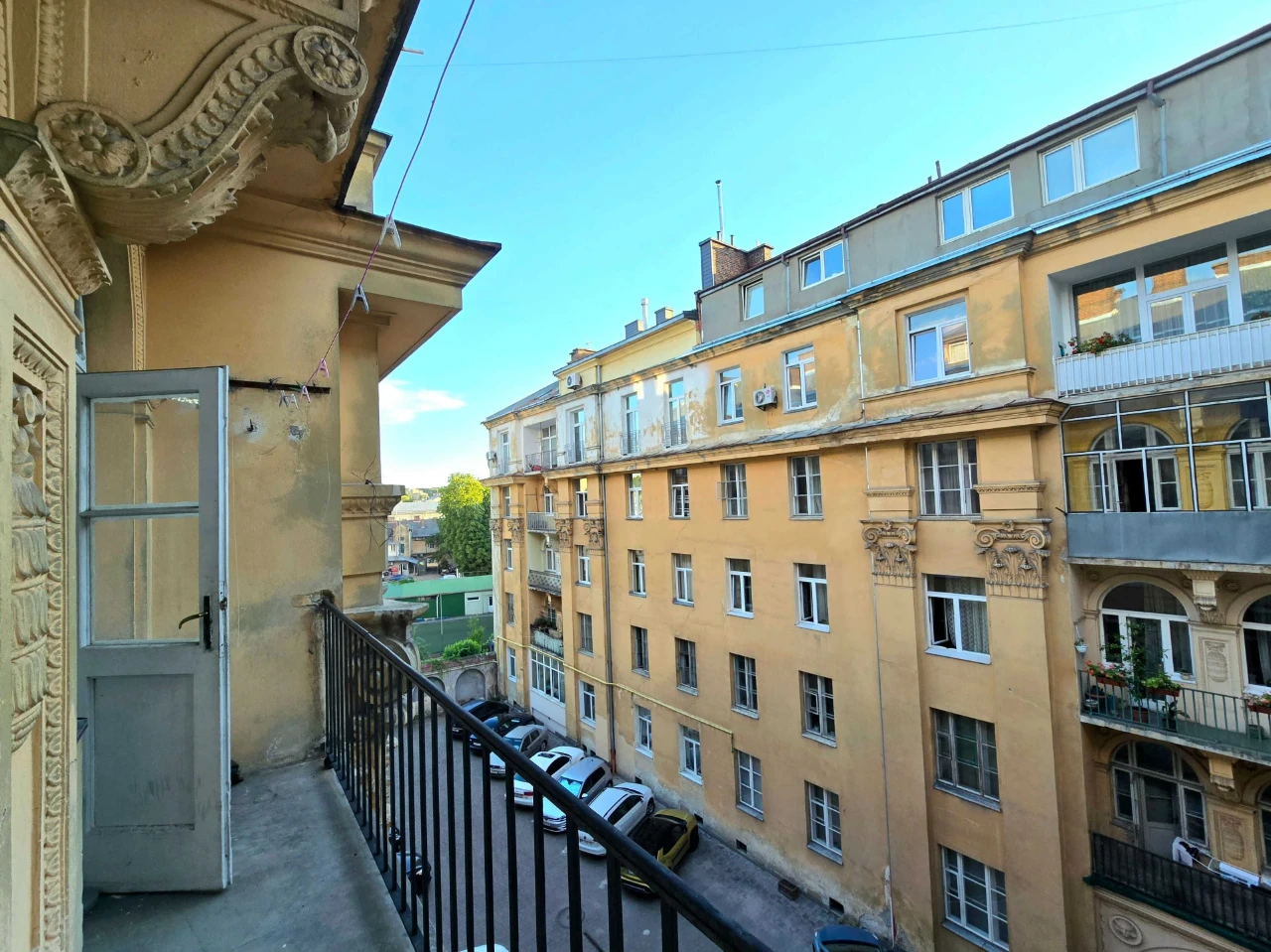 Продаж квартири в центрі Львова. Ліфт у будинку. Залізобетон