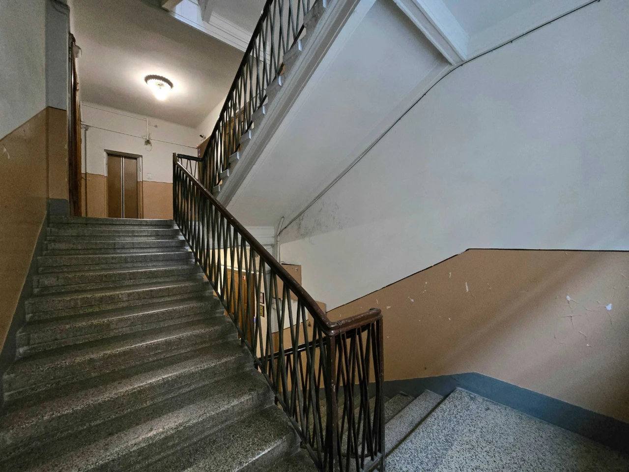 Продаж квартири в центрі Львова. Ліфт у будинку. Залізобетон