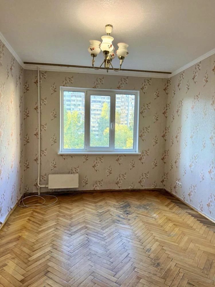 Продаж трьох кімнатної квартири  поруч зі станцією метро «Те
