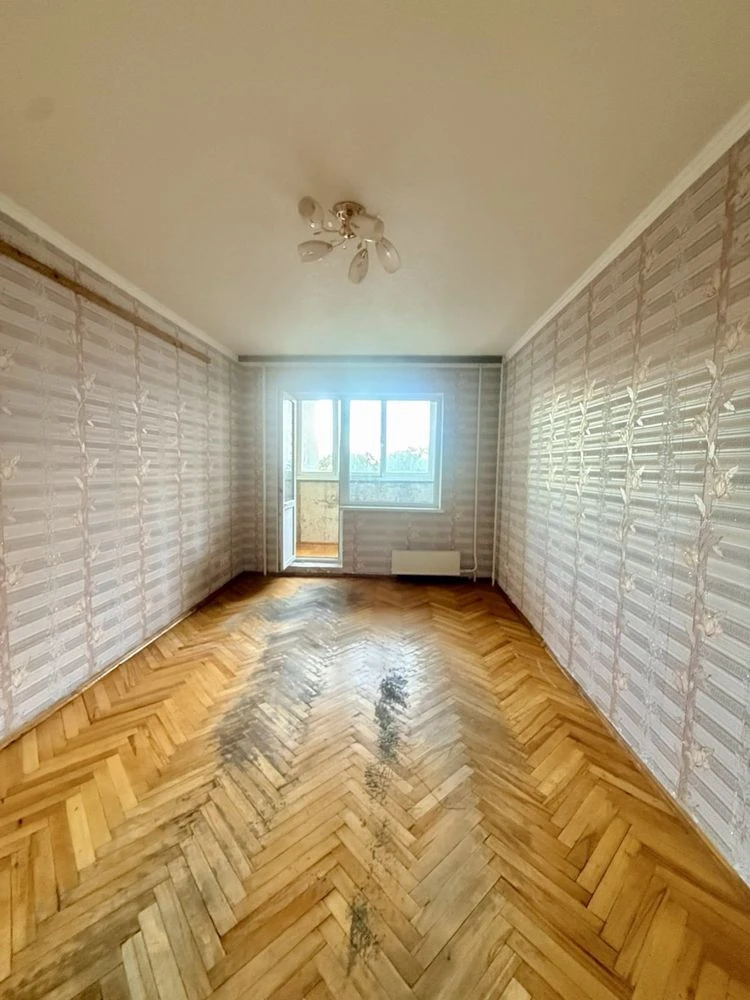 Продаж трьох кімнатної квартири  поруч зі станцією метро «Те