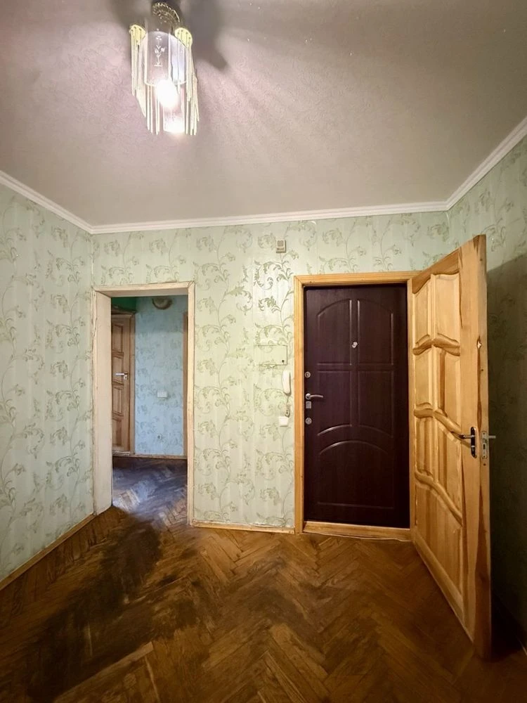 Продаж трьох кімнатної квартири  поруч зі станцією метро «Те