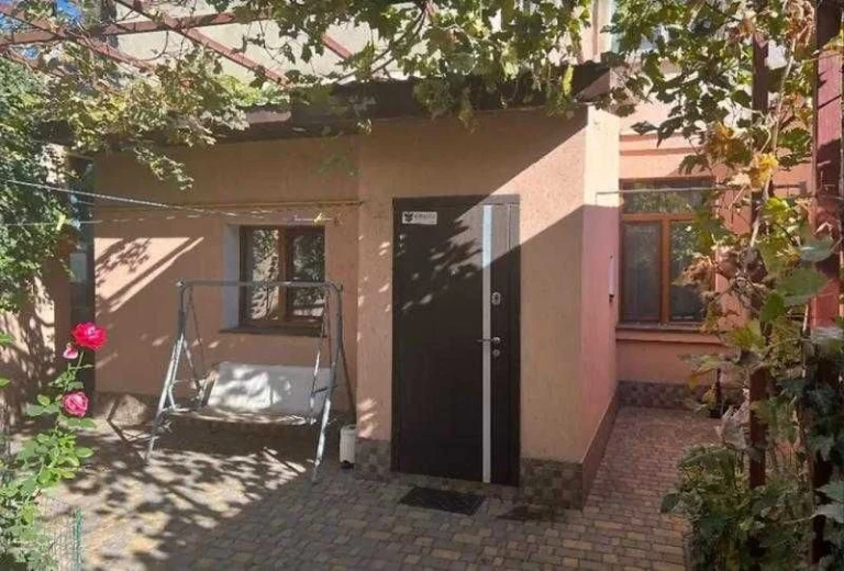 В продажу 2 квартиру  укомплектована та зі своїм будинком 27