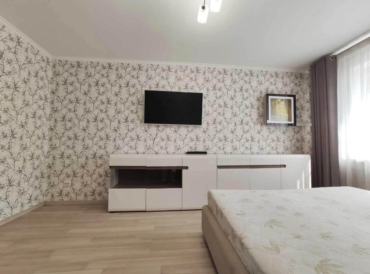 Оболонь, Мінська, трьохкімнатна квартира з меблями та технік