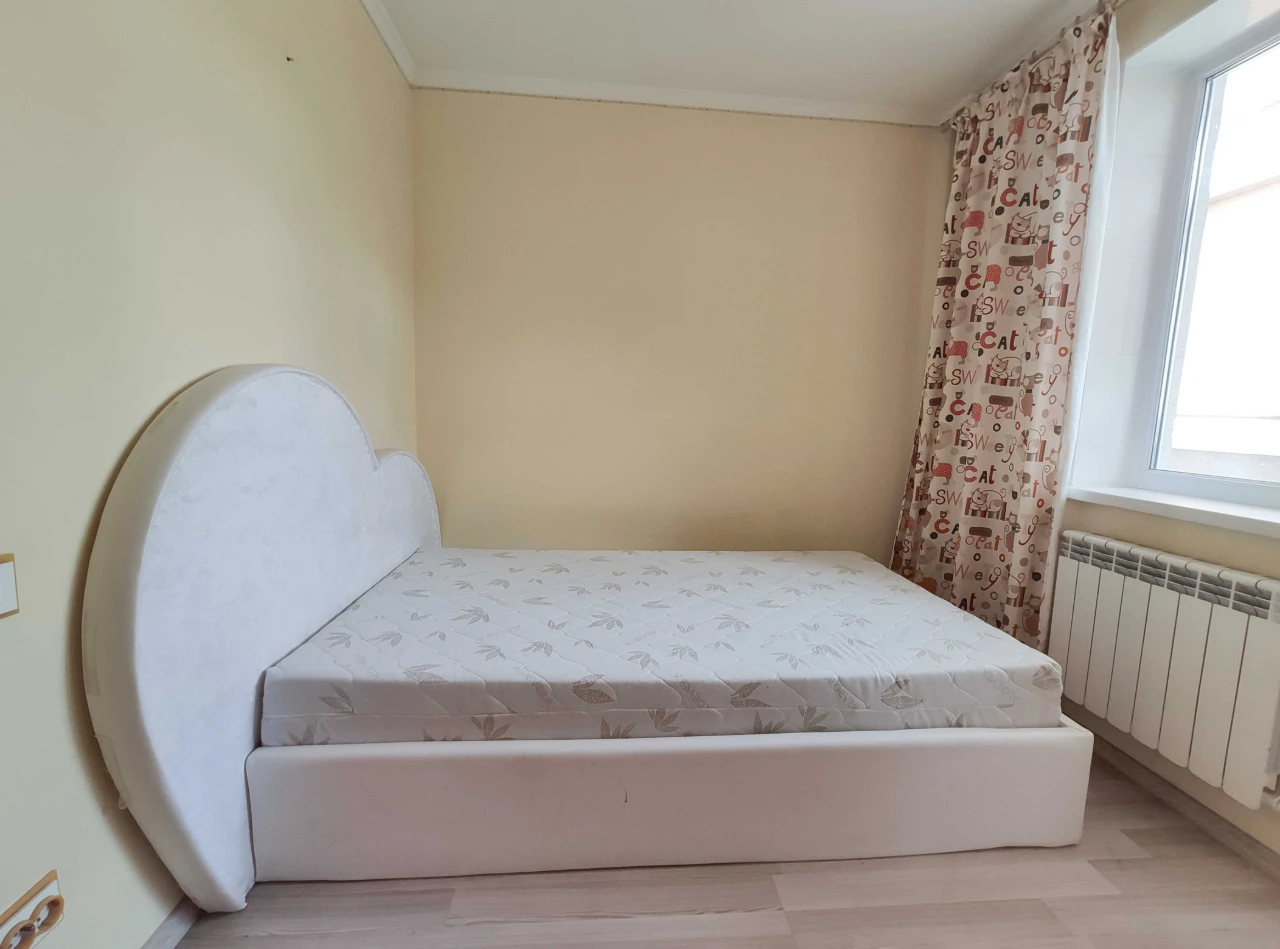 Оболонь, Мінська, трьохкімнатна квартира з меблями та технік