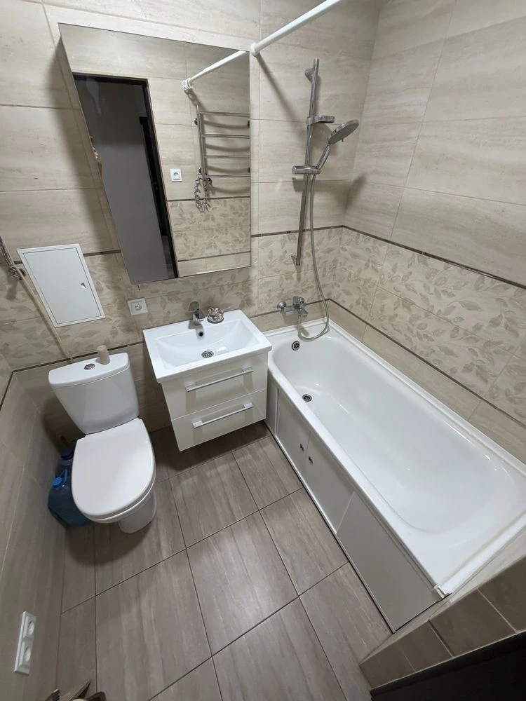 Продаж 1 кімнатної квартири з  новим ремонтом Центр, вул.  З