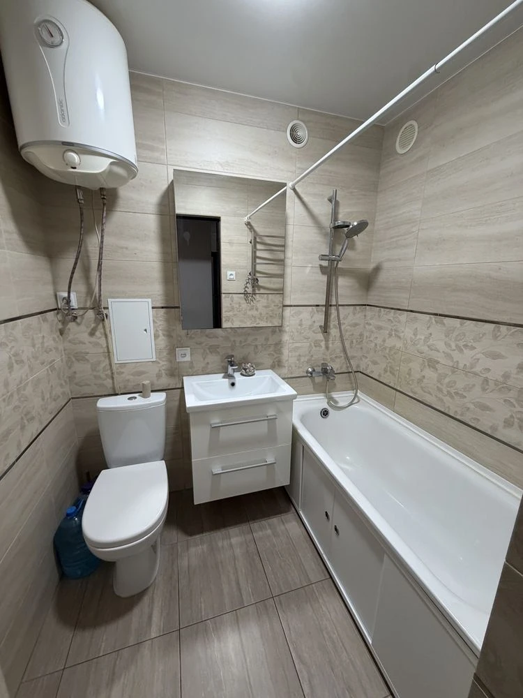 Продаж 1 кімнатної квартири з  новим ремонтом Центр, вул.  З