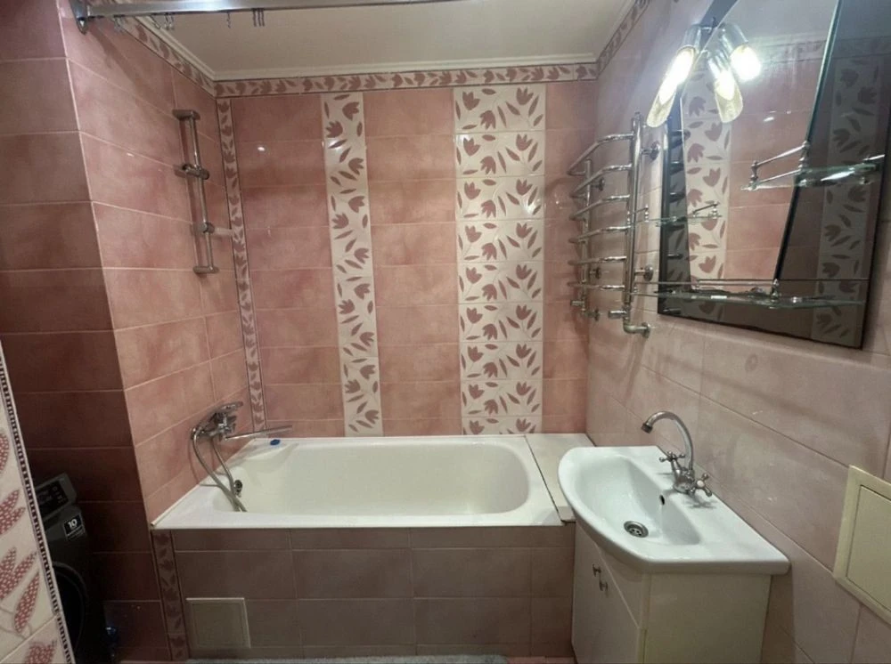 Продаж 3 кім к-ри, вул. Лазаренка, 90 тис долСША