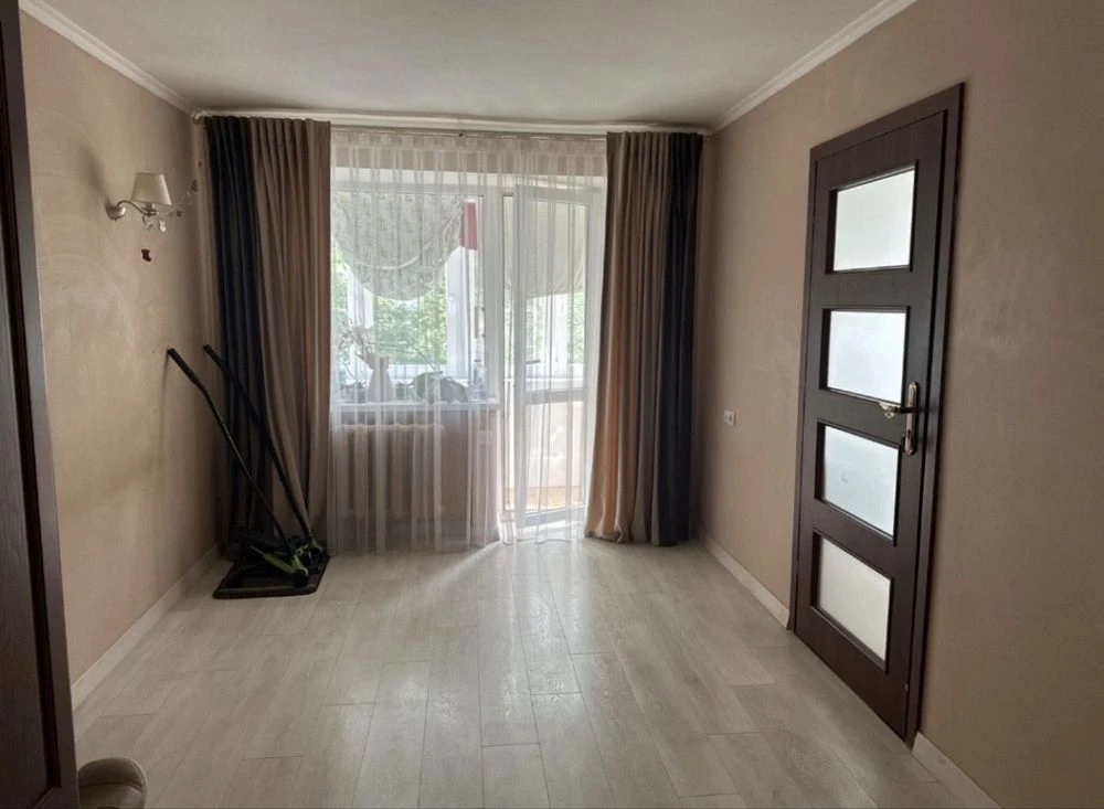 Продаж 3 кім к-ри, вул. Лазаренка, 90 тис долСША
