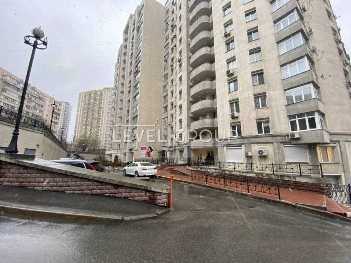 Продам 4-к  квартиру з ремонтом Голосіївський проспект  68 Ж