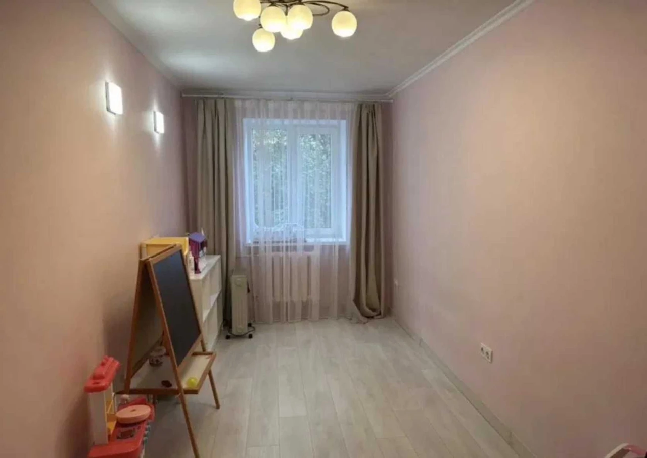 Продаж 3кім. кв-ри вул.Академіка Лазаренка, Ремонт 90000дол.