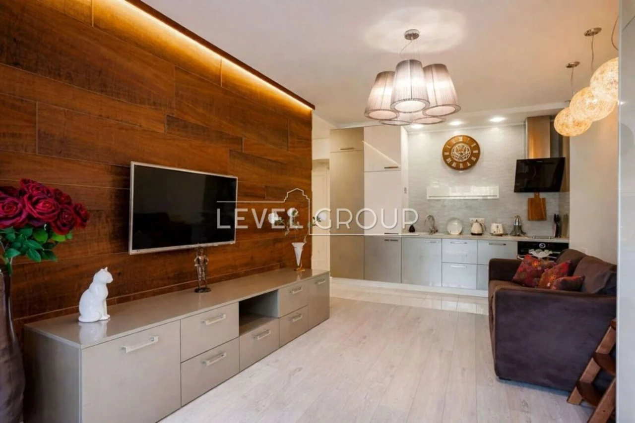 Продам 1к квартиру з ремонтом Лаврська, 8 Арсенальна