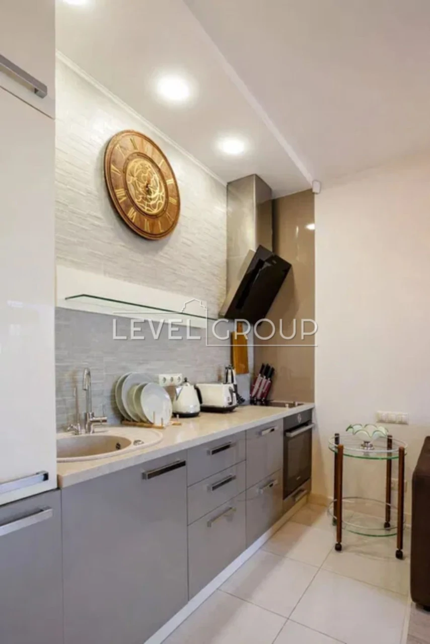 Продам 1к квартиру з ремонтом Лаврська, 8 Арсенальна