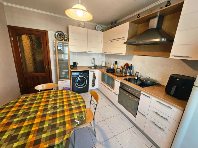 Продаж 3-кімнатної квартири (105 м²) з двома балконами та за