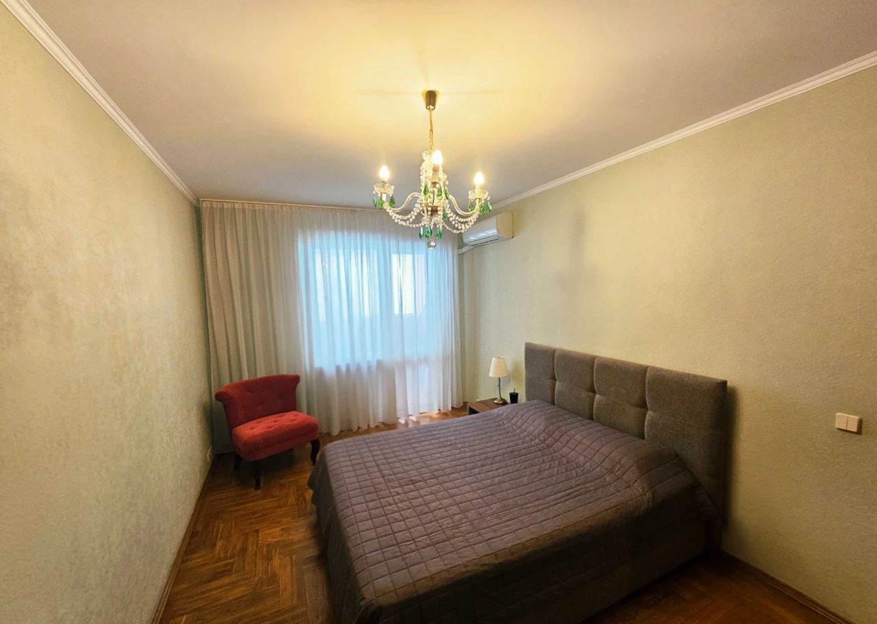 Продаж 3-кімнатної квартири (105 м²) з двома балконами та за