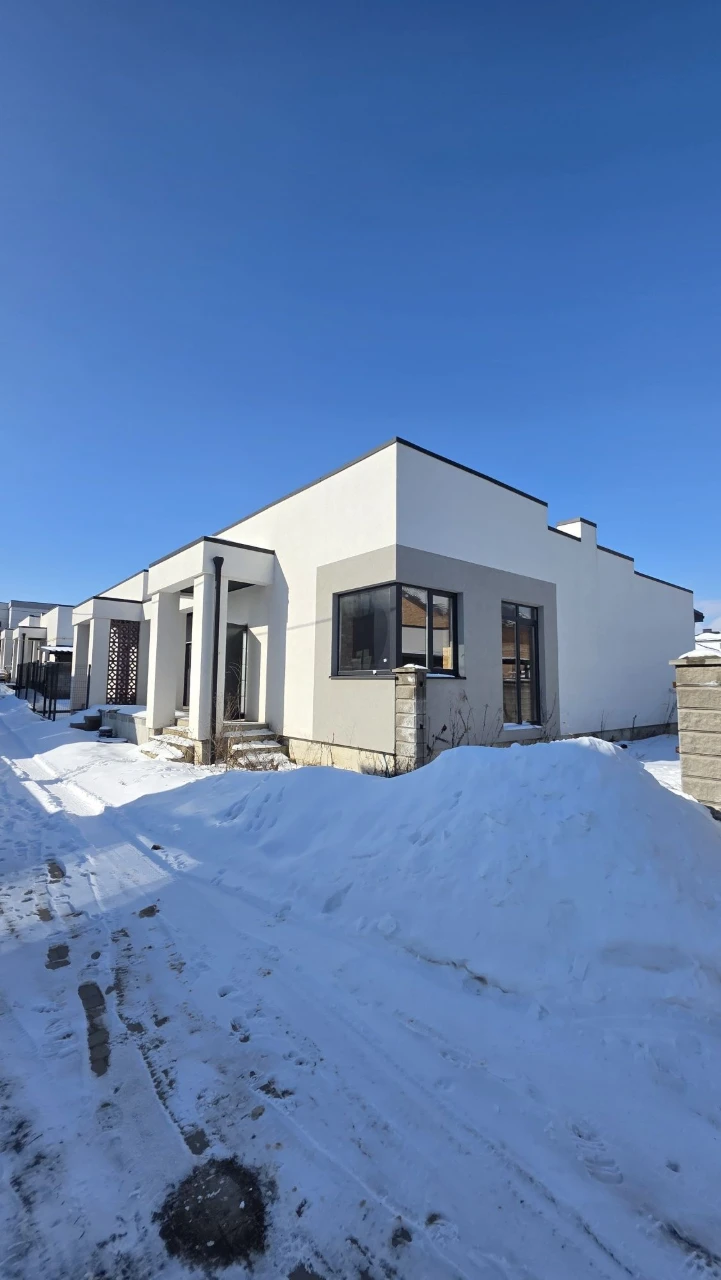 Продаж котеджу з ділянкою