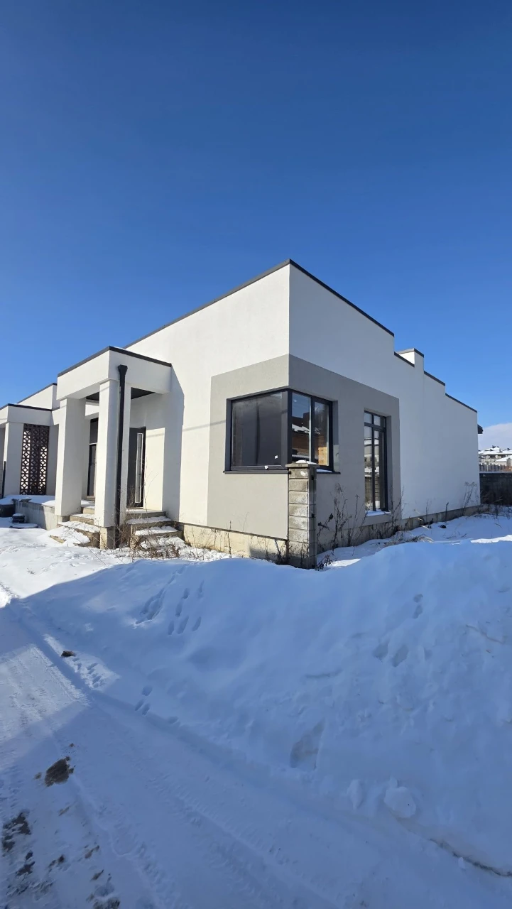 Продаж котеджу з ділянкою