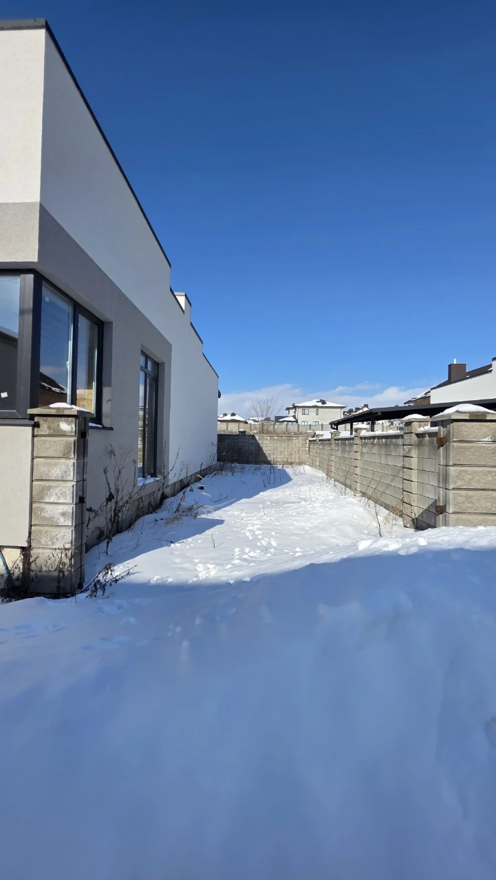 Продаж котеджу з ділянкою