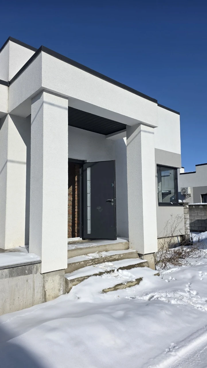 Продаж котеджу з ділянкою