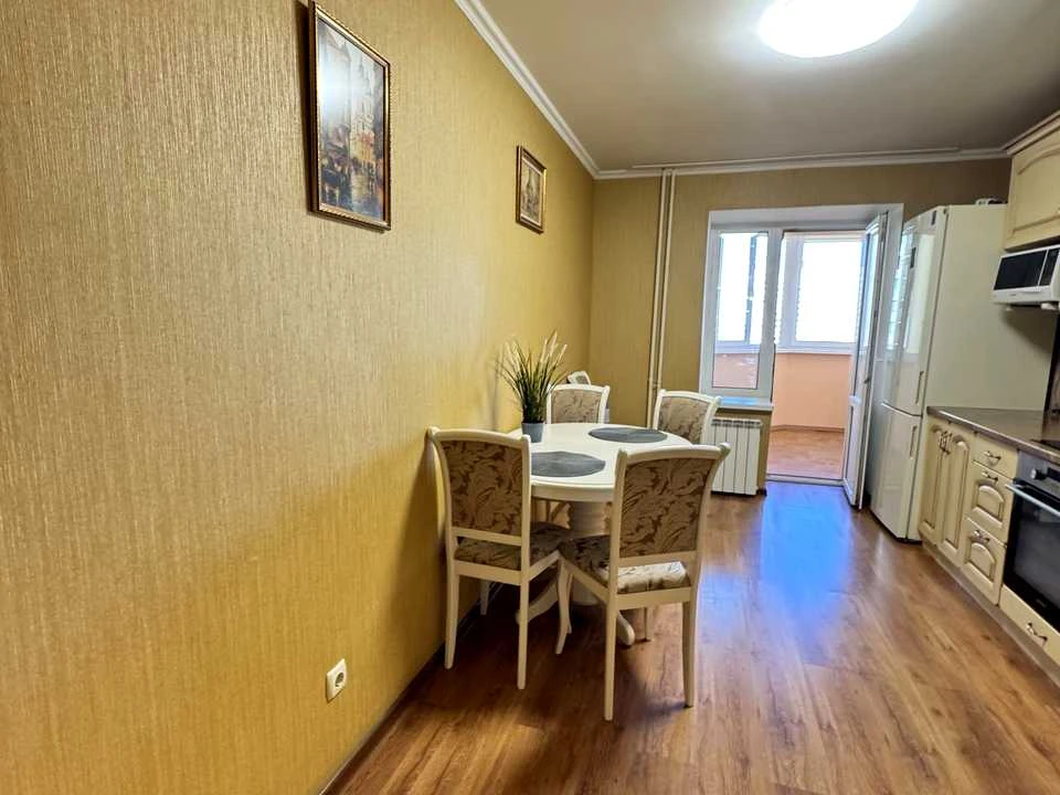 Квартира. Київ, Драгоманова вул.
