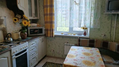 Червоної калини 12 (на початку Троещини)  3 кімнатна квартир