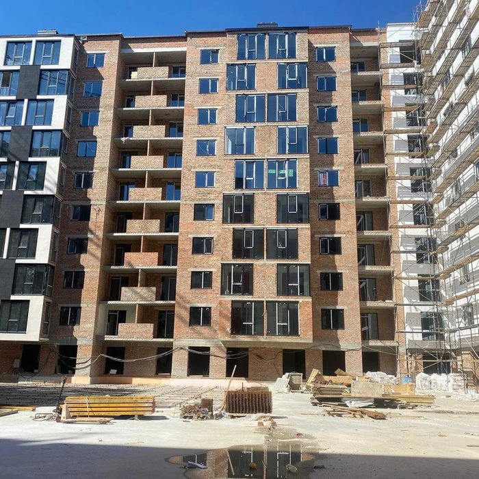 Продается ГОТОВА двух комнатная в центре новый.