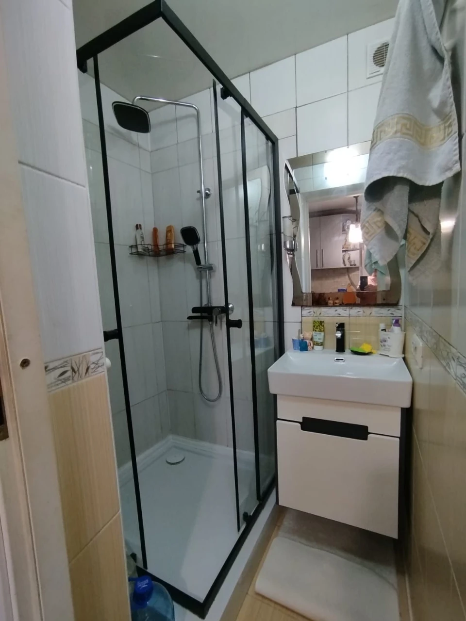 продам двокімнатну квартиру по вулиці Головна(район церкви П