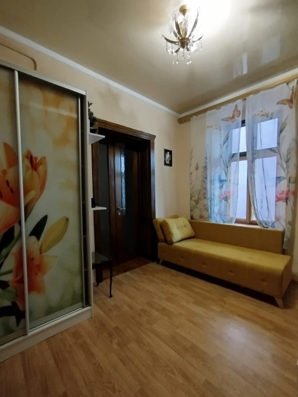продам двокімнатну квартиру по вулиці Головна(район церкви П