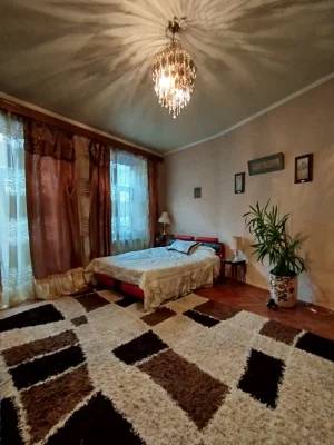 продам двокімнатну квартиру по вулиці Головна(район церкви П