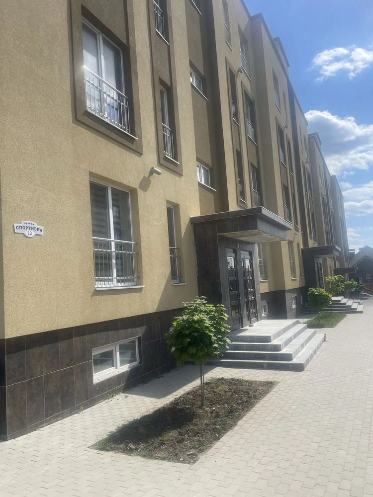 Продам гараж в житловому будинку високий під грузове авто