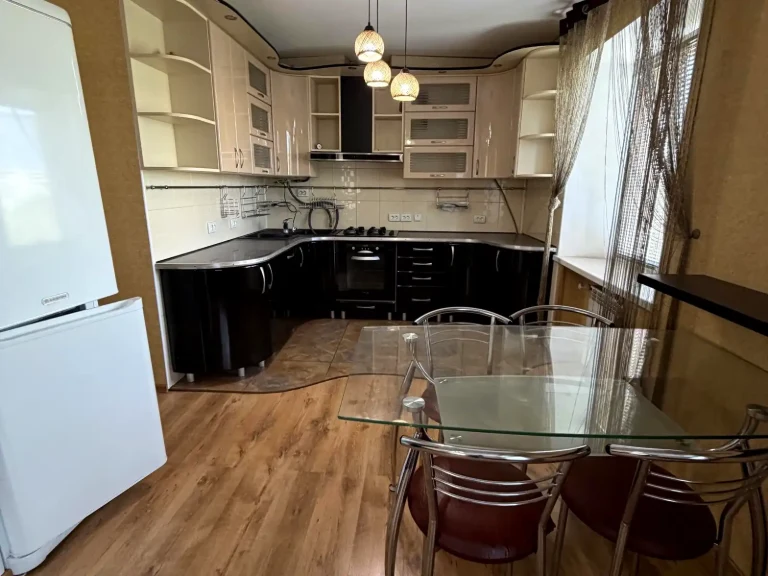 Продаж квартири 3-кімн. 100 м² 4/5 пов.