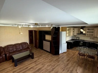Продаж квартири 3-кімн. 100 м² 4/5 пов.