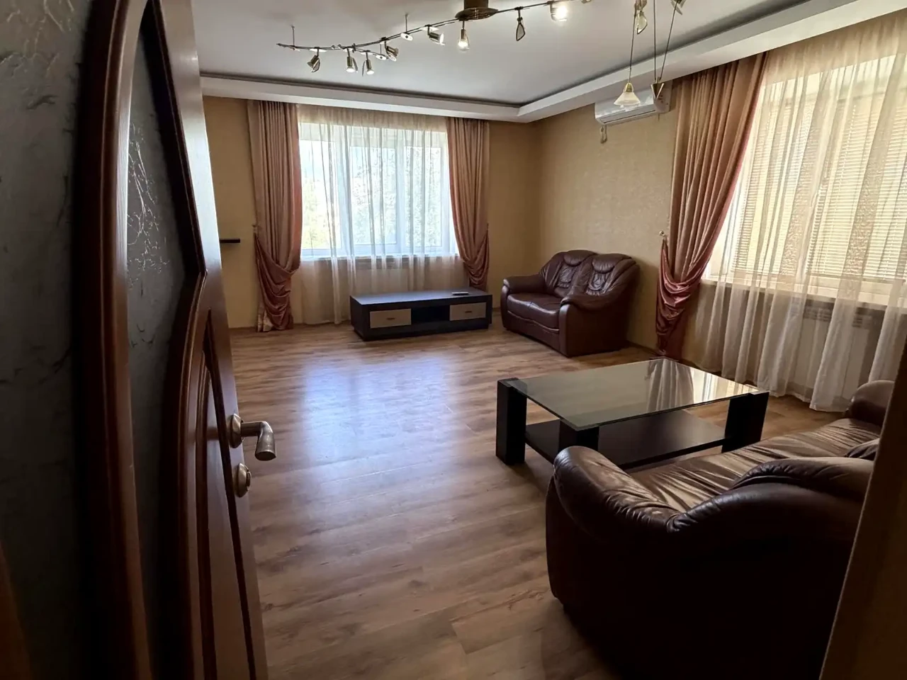 Продаж квартири 3-кімн. 100 м² 4/5 пов.