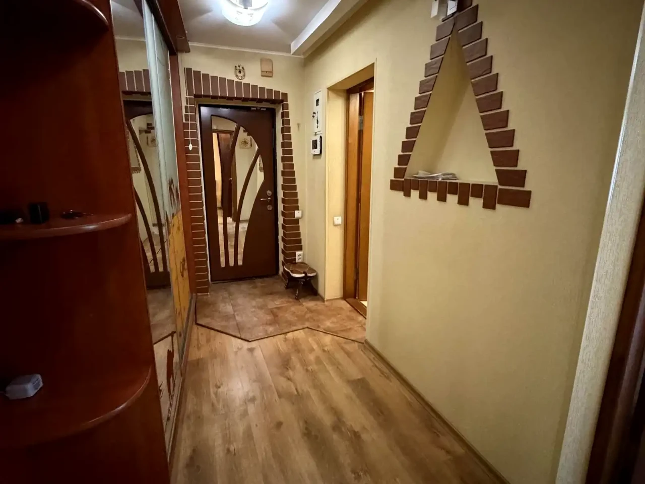 Продаж квартири 3-кімн. 100 м² 4/5 пов.