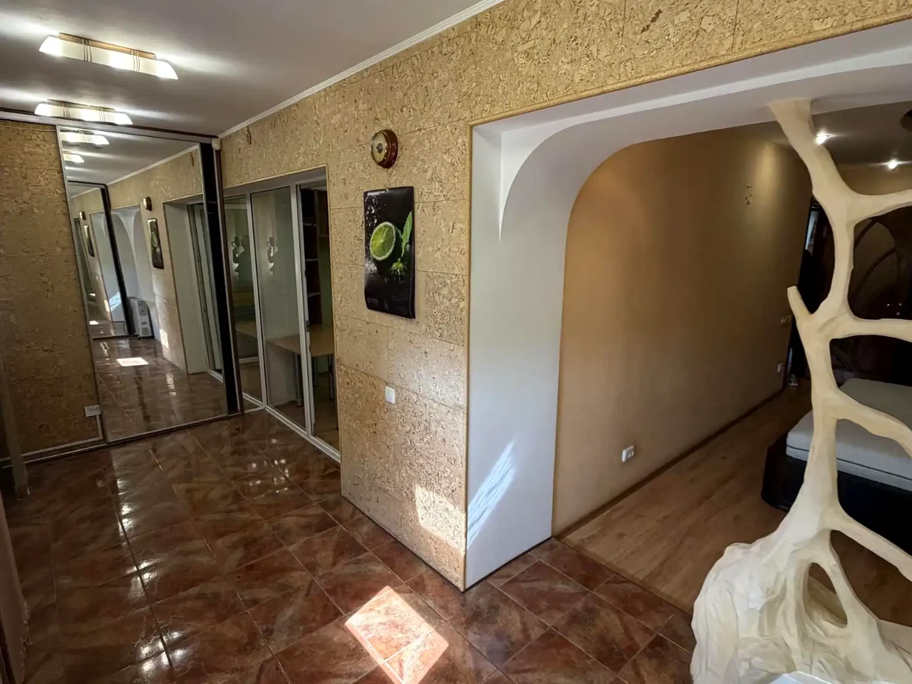 Продаж квартири 3-кімн. 100 м² 4/5 пов.