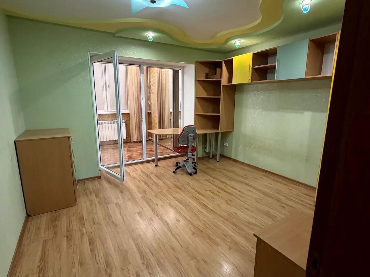 Продаж квартири 3-кімн. 100 м² 4/5 пов.