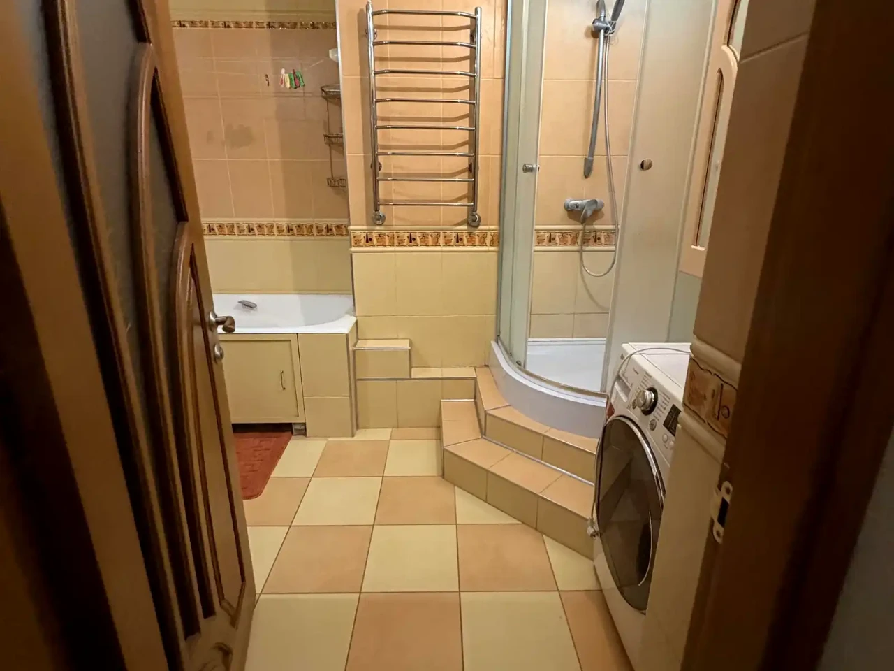 Продаж квартири 3-кімн. 100 м² 4/5 пов.