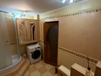 Продаж квартири 3-кімн. 100 м² 4/5 пов.