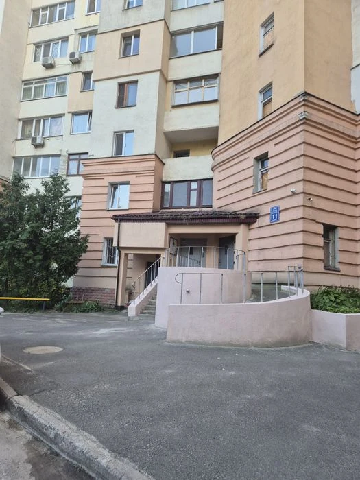 For sale: 1-room apartment with improved layout on Molochnaya Street.