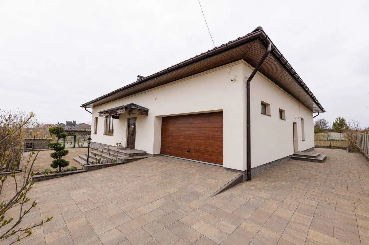 Просторий одноповерховий будинок з ремонтом  220 м² на 14,4