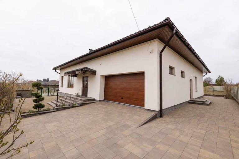 Просторий одноповерховий будинок з ремонтом  220 м² на 14,4